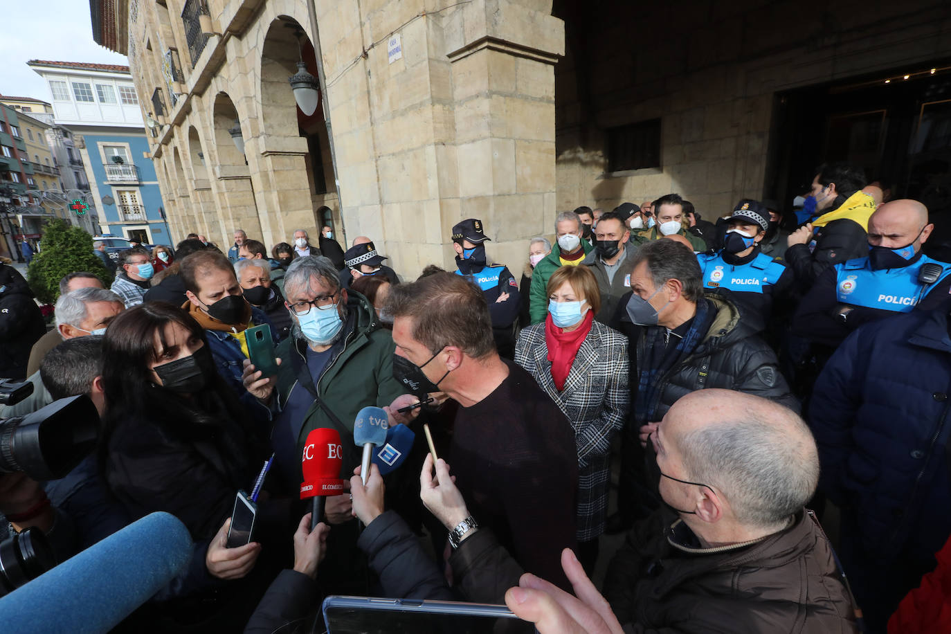 Más de medio millar de trabajadores de Alu Ibérica y sus familiares se han agolpado frente al Ayuntamiento de Avilés para exigir la intervención de la Sociedad Estatal de Participaciones Industriales (SEPI) y exigir que se paralicen el ERE