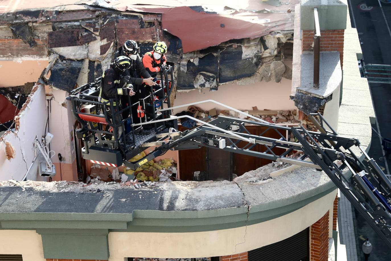 Intervención de los bomberos en el colegio derrumbado en Gijón. 