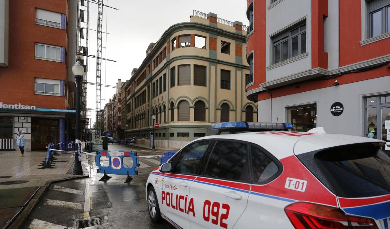 Una patrulla de la Policía Local estuvo en la zona por la mañana, recolocando las vallas perimetrales. 
