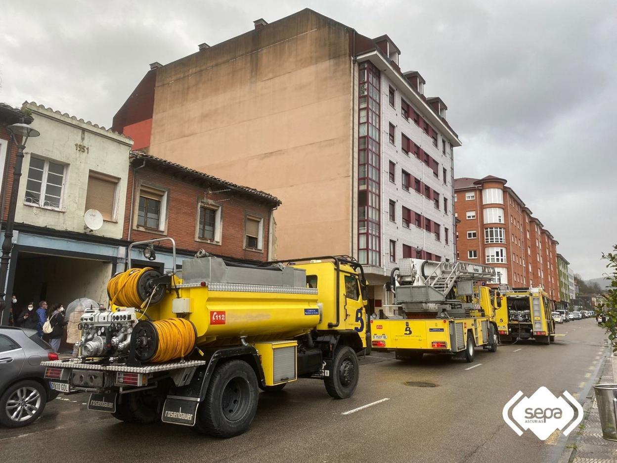 Efectivos de bomberos de San Martín y La Morgal intervinieron para extinguir las llamas del piso. 