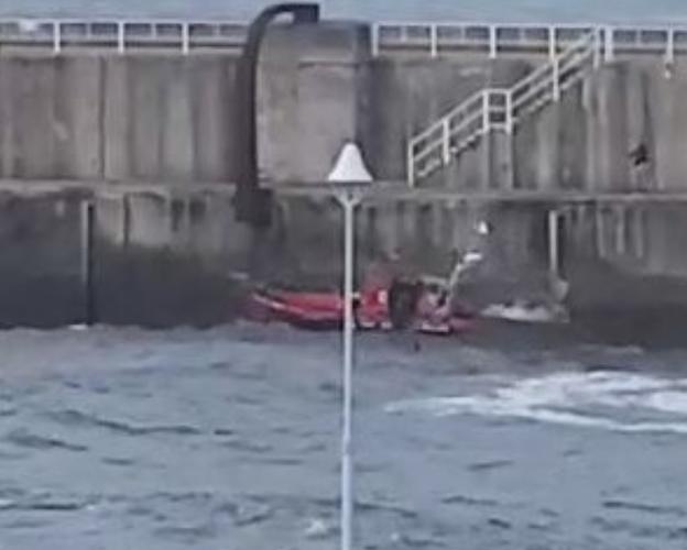 La embarcación de Cruz Roja, durante las labores de rescate de los jóvenes en Luarca. 