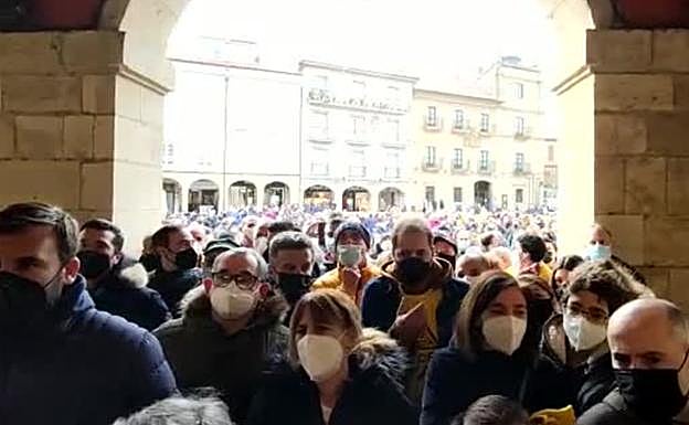 Vídeo | Los trabajadores de Alu Ibérica, en la puerta del Ayuntamiento de Avilés: «Mariví, dimisión» 