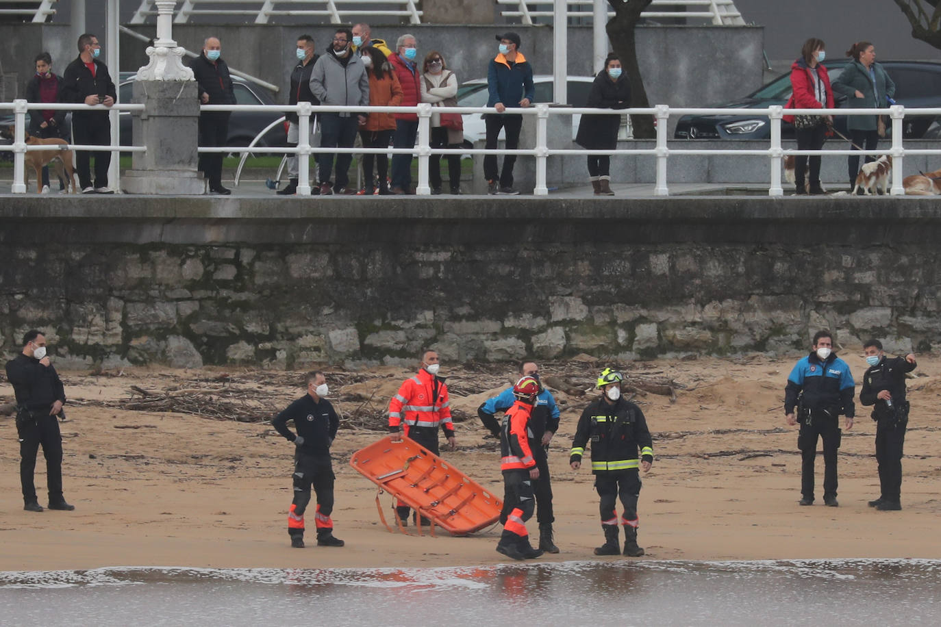 Efectivos del Helimer de Salvamento Maritimo han rescatado a una mujer que se encontró atrapada por la corriente en la playa gijonesa de San Lorenzo. 