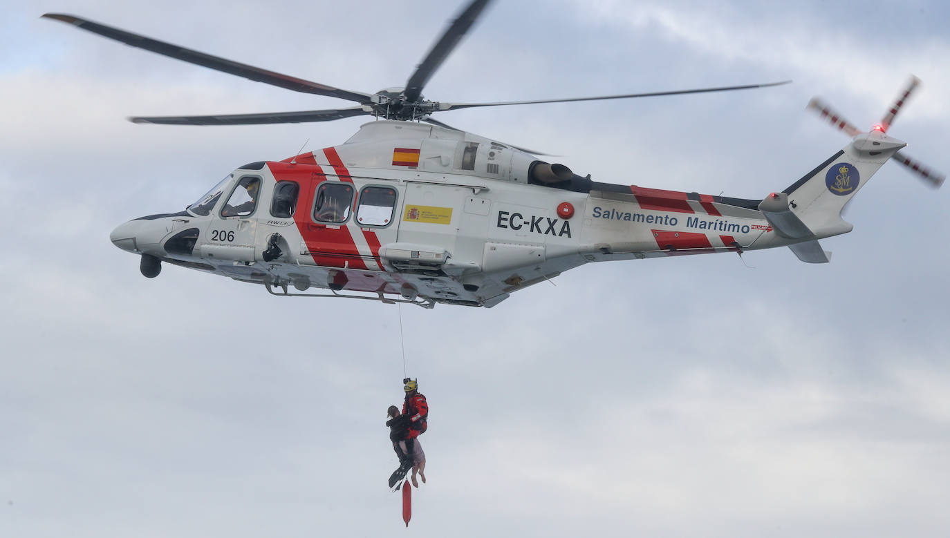 Efectivos del Helimer de Salvamento Maritimo han rescatado a una mujer que se encontró atrapada por la corriente en la playa gijonesa de San Lorenzo. 