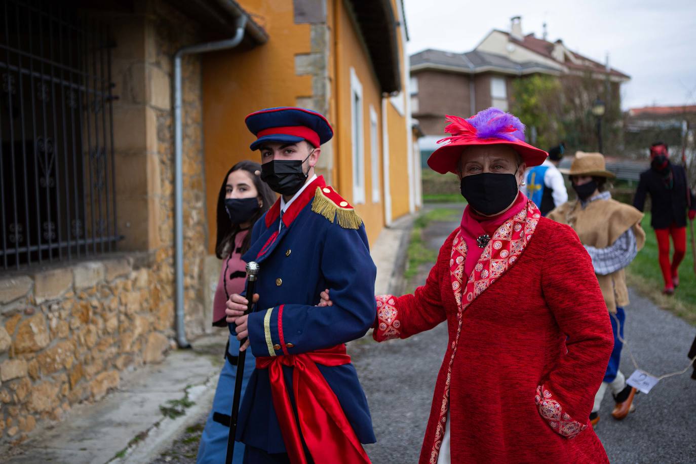 'Domingo de Sidros y Comedies' en Valdesoto después de un año de parón. Esta popular mazcarada sierense, declarada Bien de Interés Cultural (BIC), fue rescatada por la asociación 'El Cencerro' para recuperar las risas del público en directo gracias al recorrido satírico que realiza por la actualidad nacional y regional.