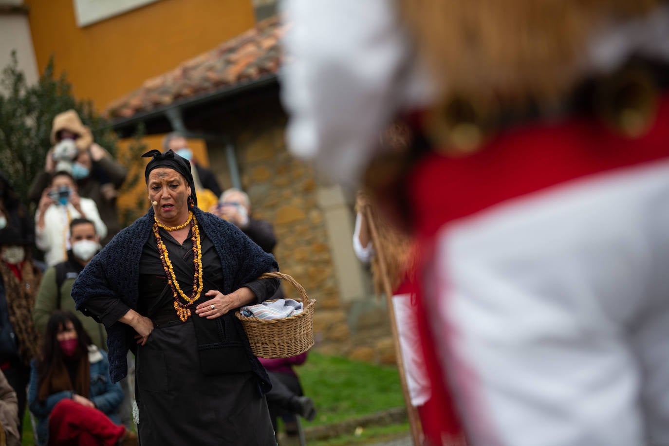 'Domingo de Sidros y Comedies' en Valdesoto después de un año de parón. Esta popular mazcarada sierense, declarada Bien de Interés Cultural (BIC), fue rescatada por la asociación 'El Cencerro' para recuperar las risas del público en directo gracias al recorrido satírico que realiza por la actualidad nacional y regional.