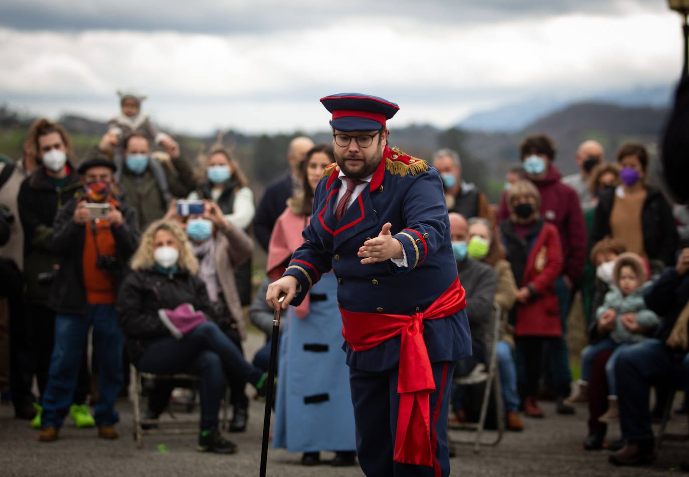 'Domingo de Sidros y Comedies' en Valdesoto después de un año de parón. Esta popular mazcarada sierense, declarada Bien de Interés Cultural (BIC), fue rescatada por la asociación 'El Cencerro' para recuperar las risas del público en directo gracias al recorrido satírico que realiza por la actualidad nacional y regional.