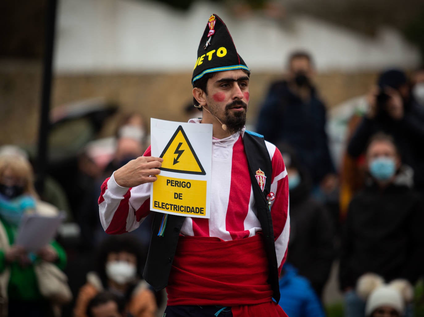 'Domingo de Sidros y Comedies' en Valdesoto después de un año de parón. Esta popular mazcarada sierense, declarada Bien de Interés Cultural (BIC), fue rescatada por la asociación 'El Cencerro' para recuperar las risas del público en directo gracias al recorrido satírico que realiza por la actualidad nacional y regional.