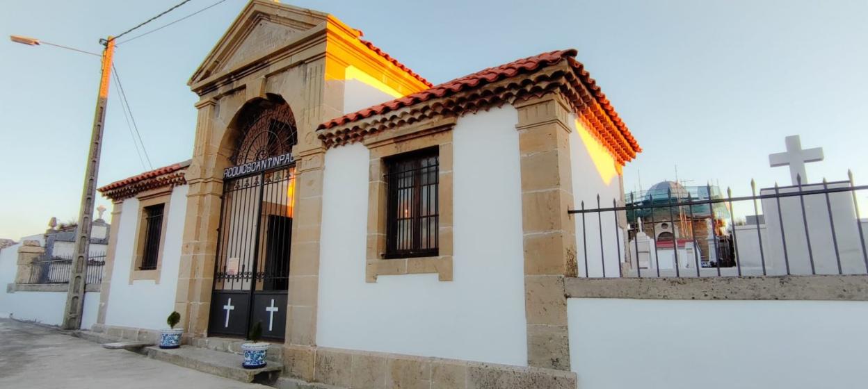 La fachada del cementerio, y al fondo la capilla, lucen como nuevas. 