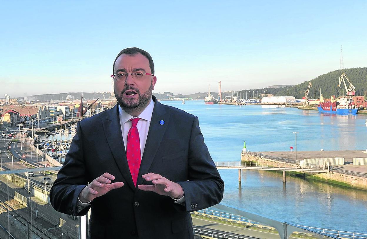 Un momento del discurso del presidente del Principado de fin de año, con la ría de Avilés al fondo. 