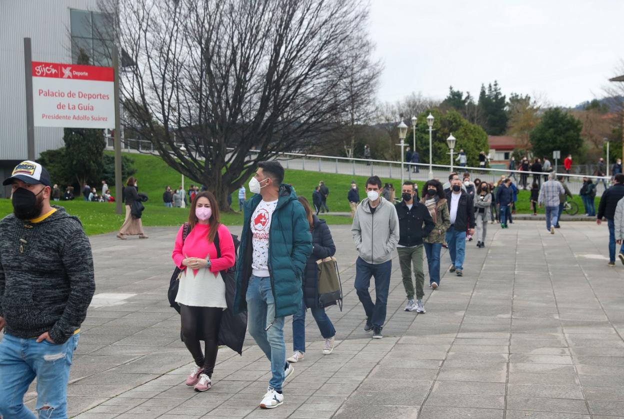 Las colas para vacunarse en el Palacio de Deportes de La Guía fueron muy largas en la mañana de ayer. 