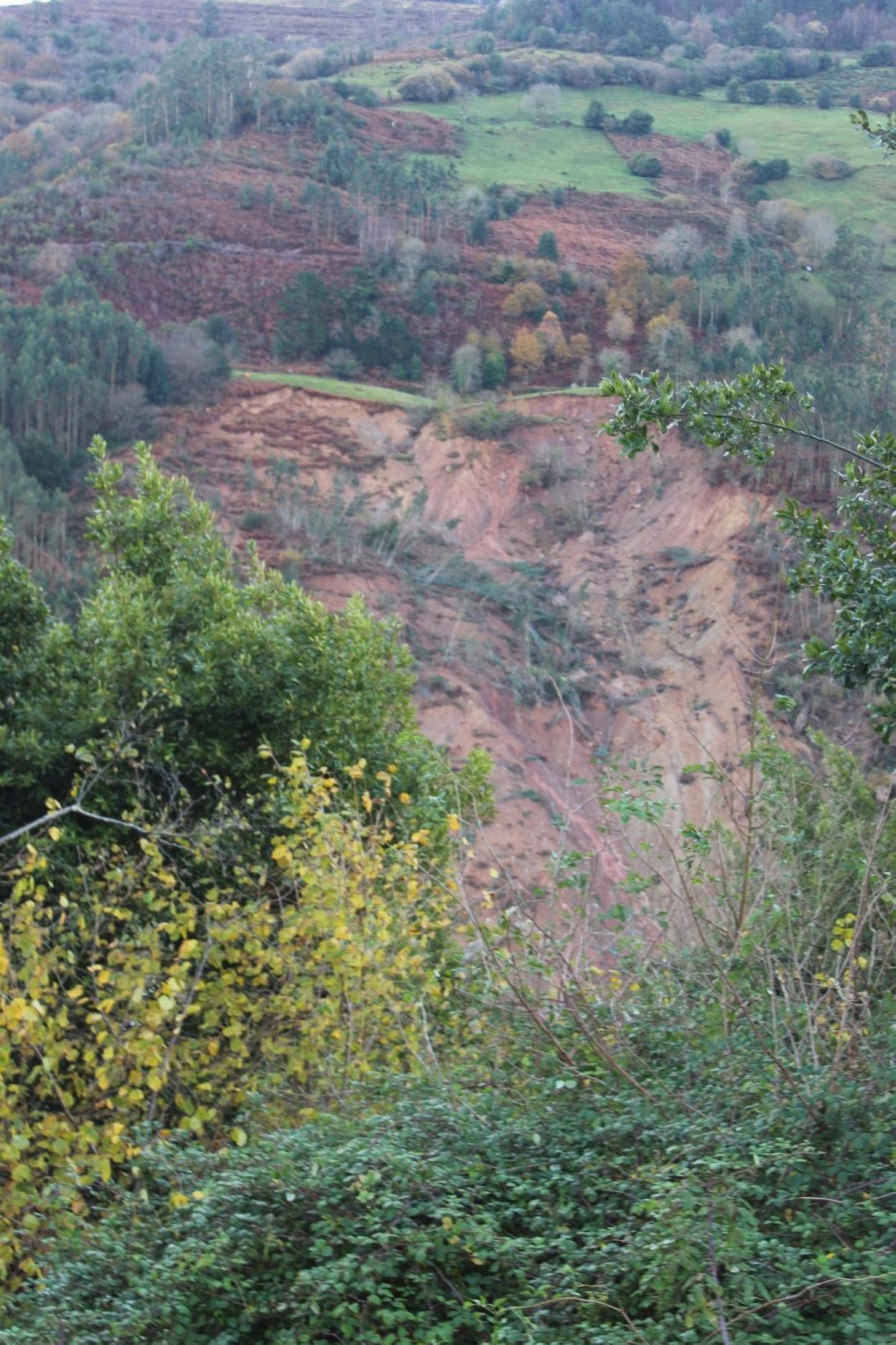 Aspecto actual que ofrece la zona afectada para la que los vecinos siguen esperando soluciones. 