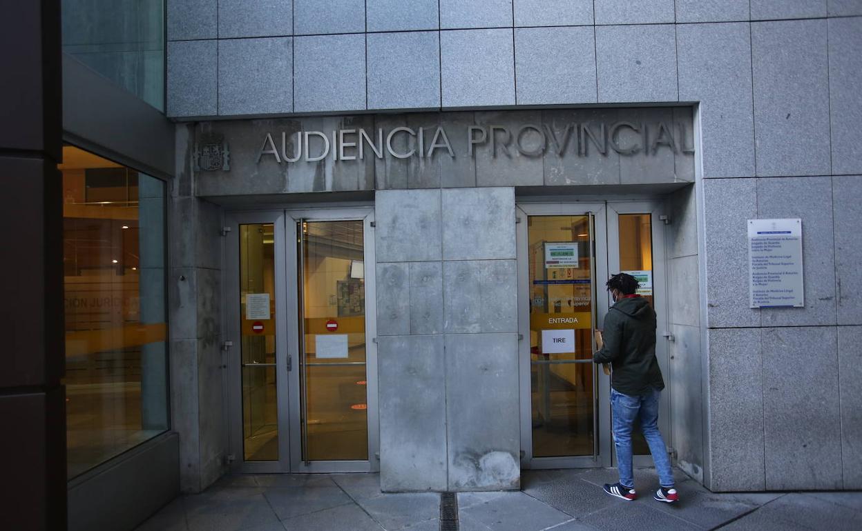 Entrada de la Audiencia Provincial. 