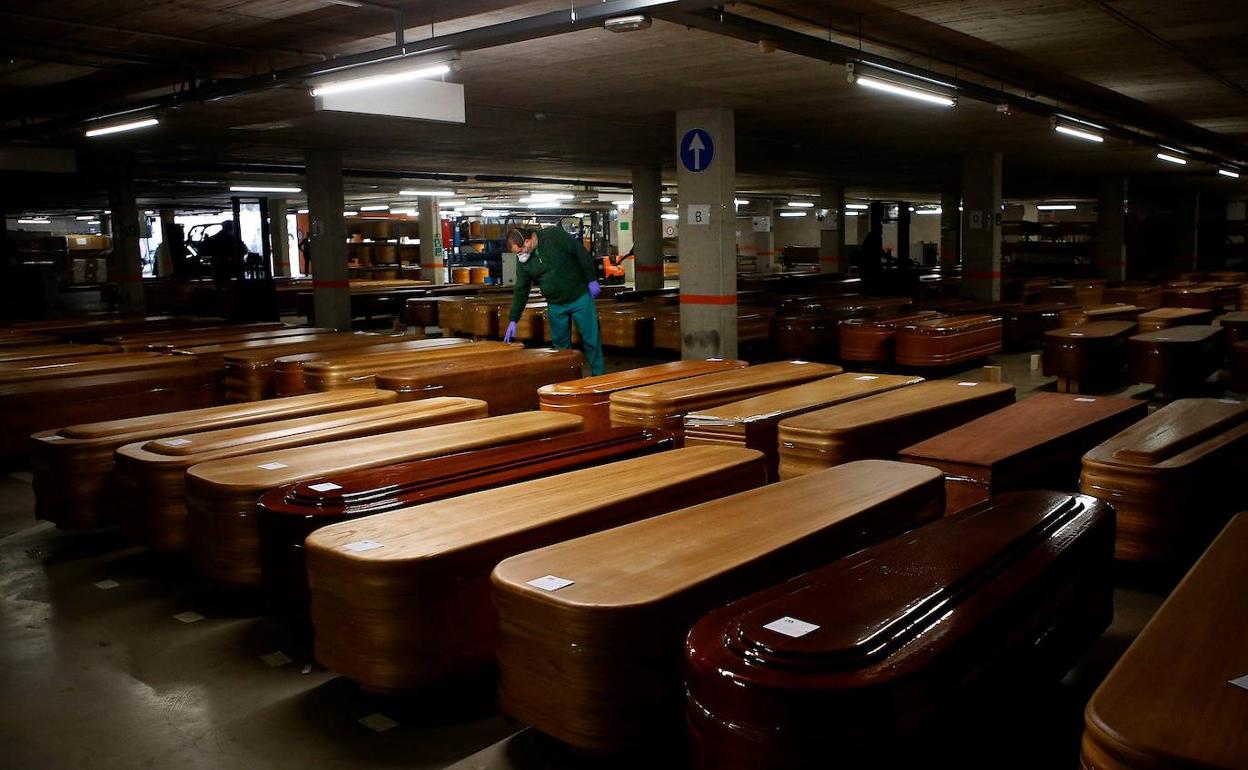 Ataúdes en el parking de un tanatorio en Barcelona en abril de 2020.