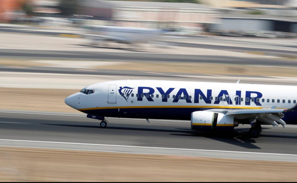 Un avión de pasajeros, a punto de despegar. 