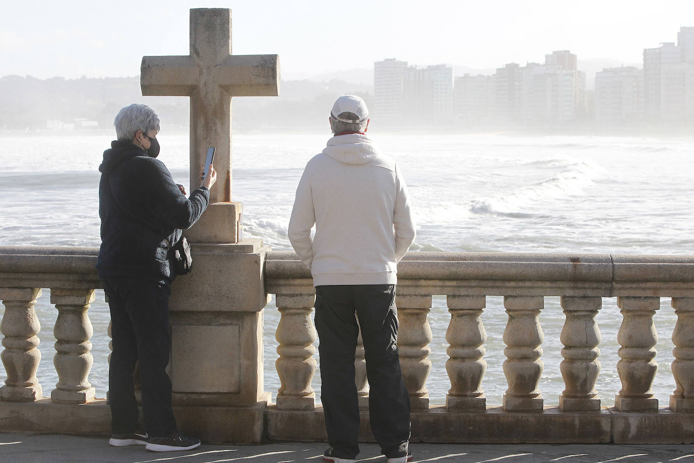 Fotos: Oleaje de foto en Gijón
