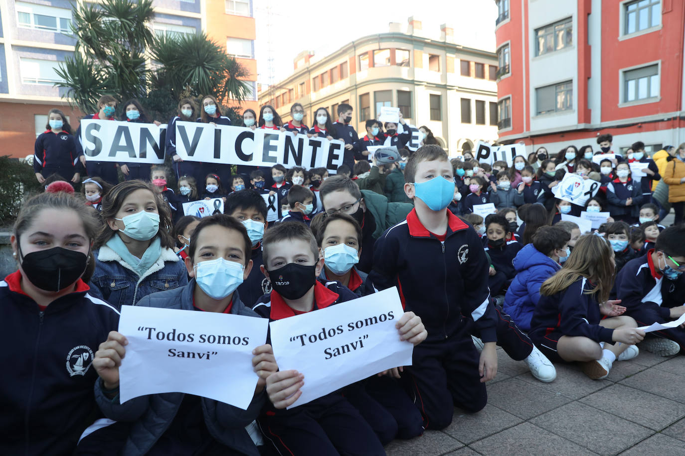 La comunidad educativa del colegio San Vicente de Paúl de Gijón ha reivindicado unida, en un encuentro organizado por EL COMERCIO, una solución urgente para que los alumnos del centro concertado puedan volver a las clases presenciales