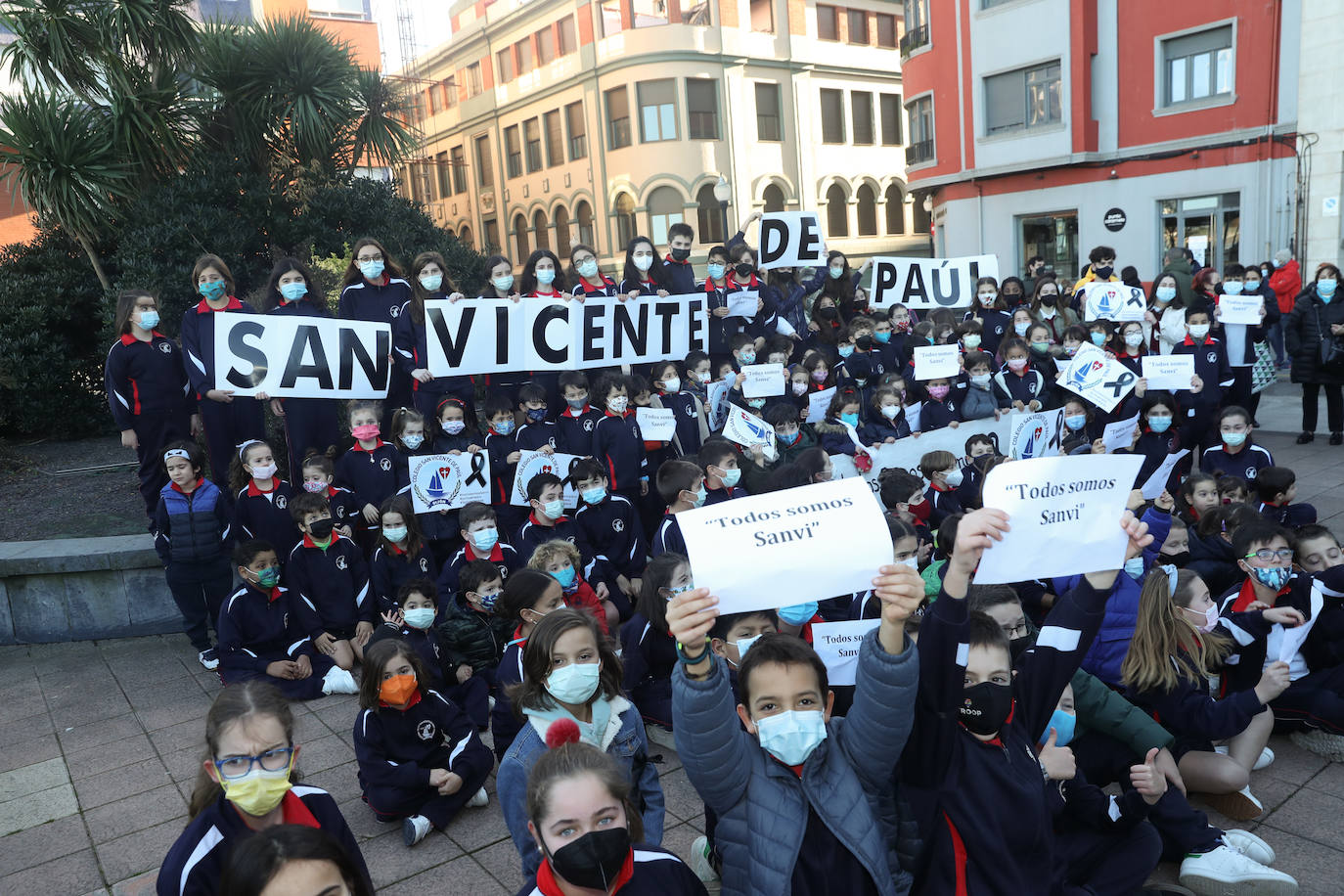 La comunidad educativa del colegio San Vicente de Paúl de Gijón ha reivindicado unida, en un encuentro organizado por EL COMERCIO, una solución urgente para que los alumnos del centro concertado puedan volver a las clases presenciales