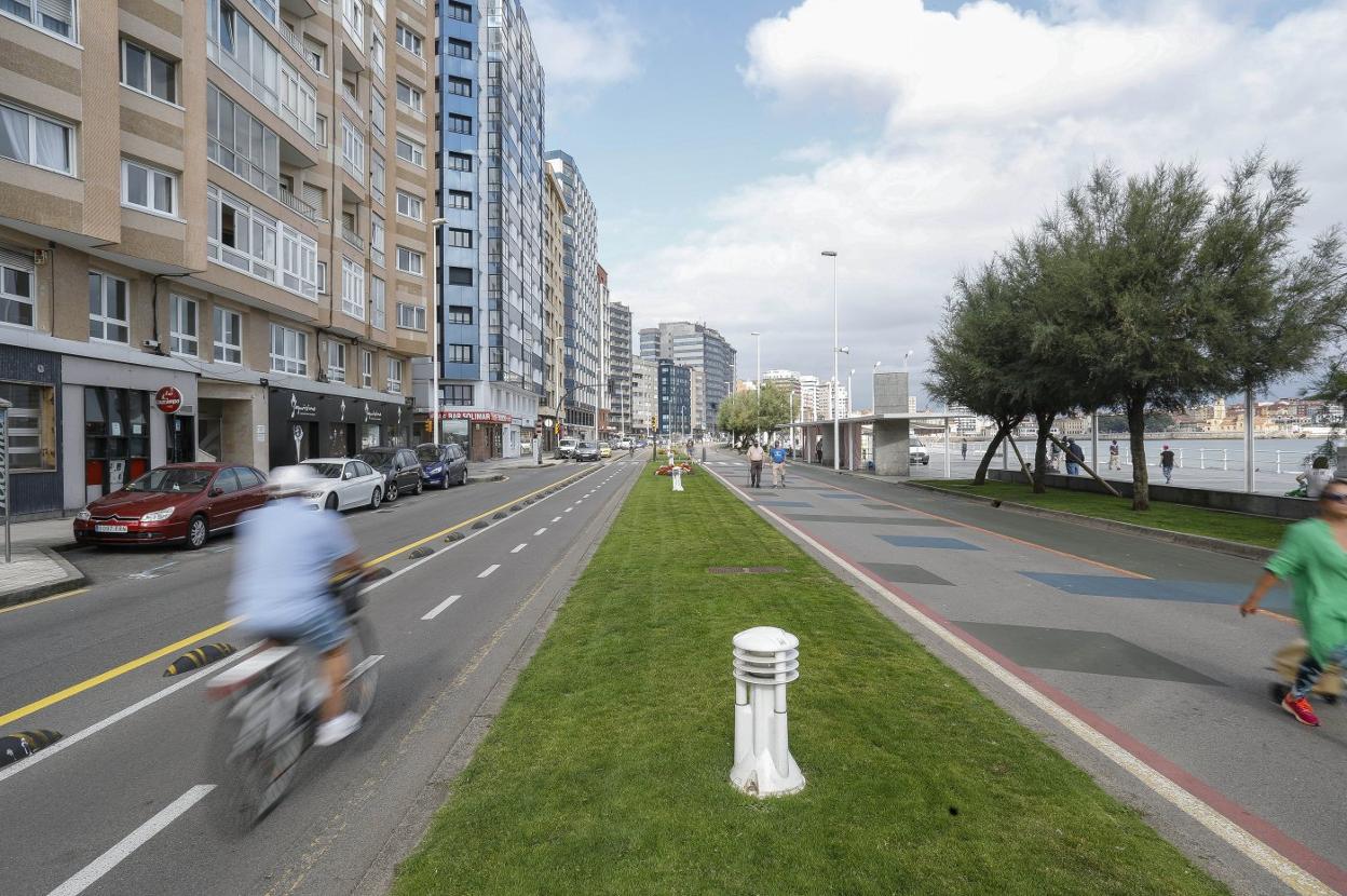 La avenida Rufo García Bernardo con sus tres usos para vehículos, bicis y peatones. 