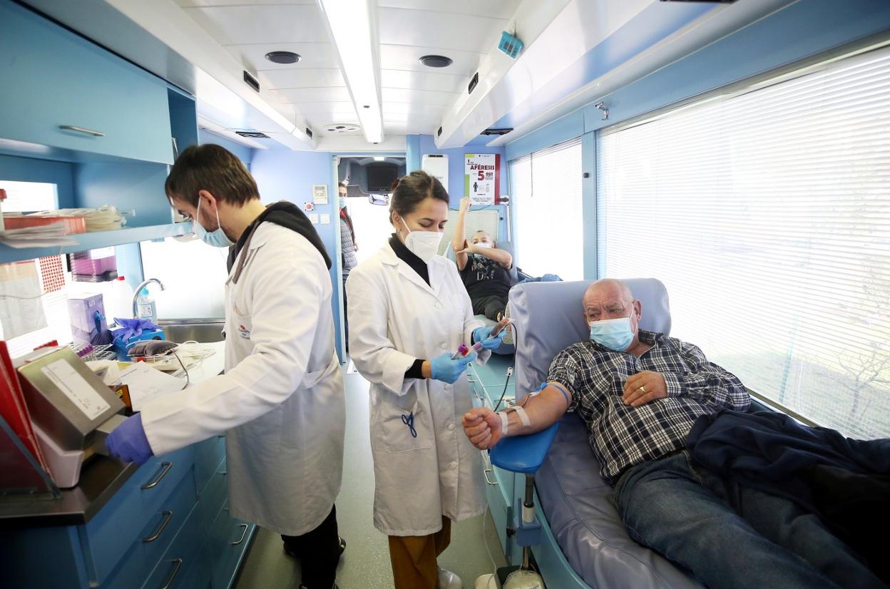 Donación de sangre en el autobús del Centro Comunitario. 