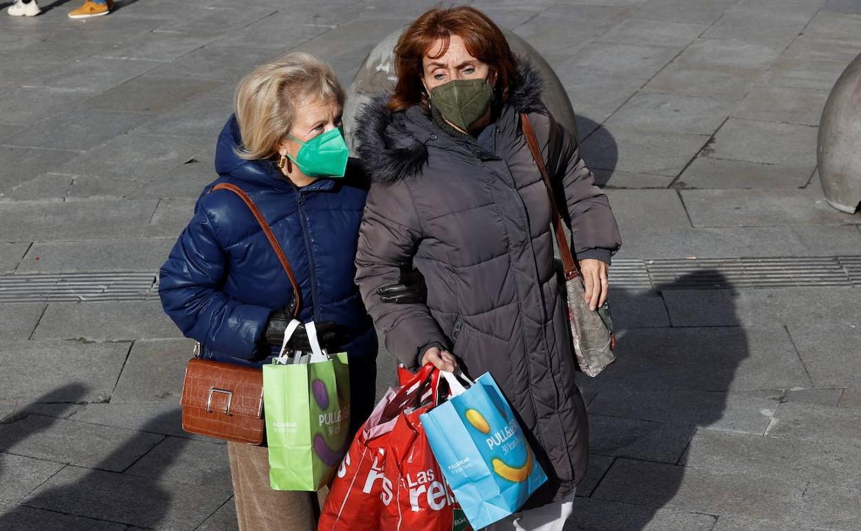 Dos mujeres, durante las rebajas de enero. 