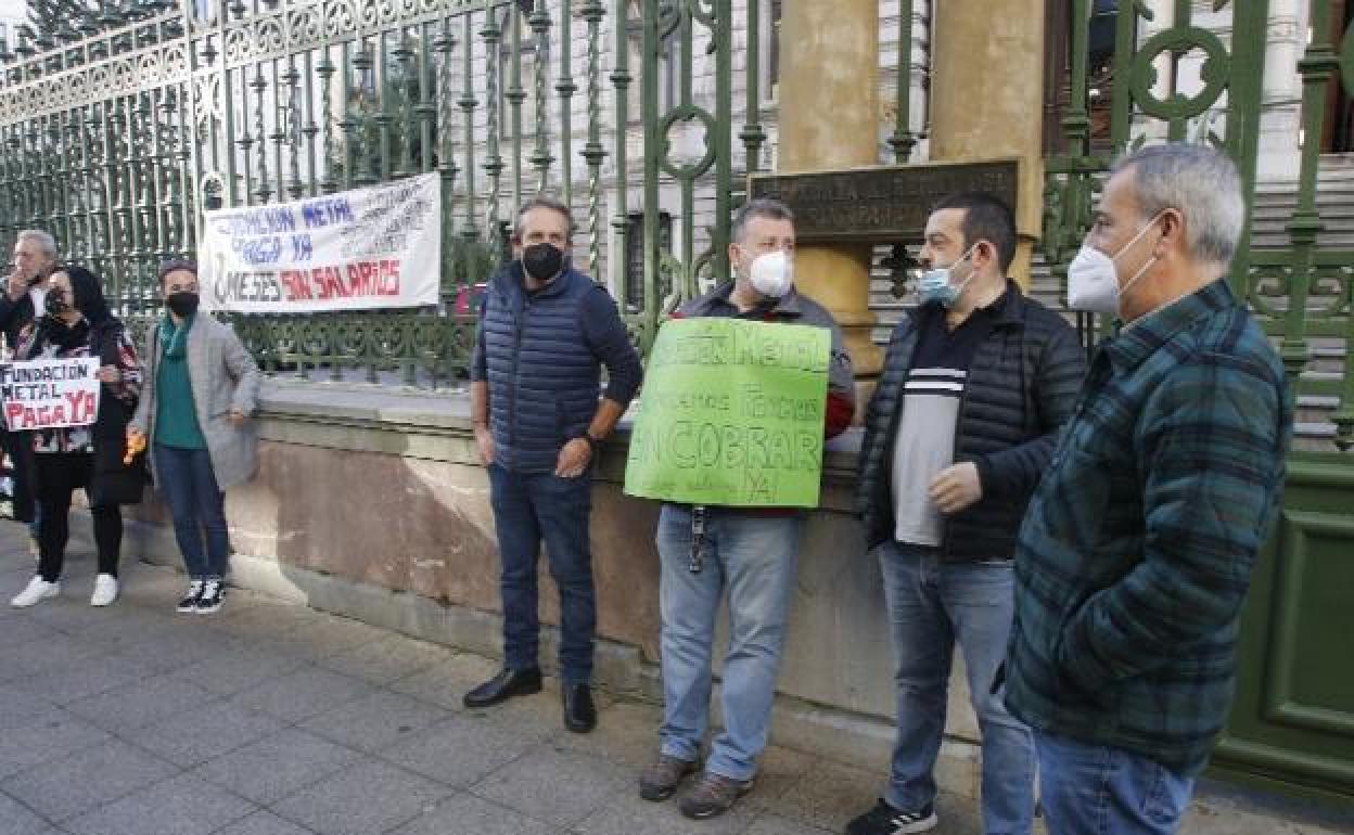 Los trabajadores de la Fundación Metal, en una imagen de archivo, a la entrada de la Junta General, en Oviedo. 