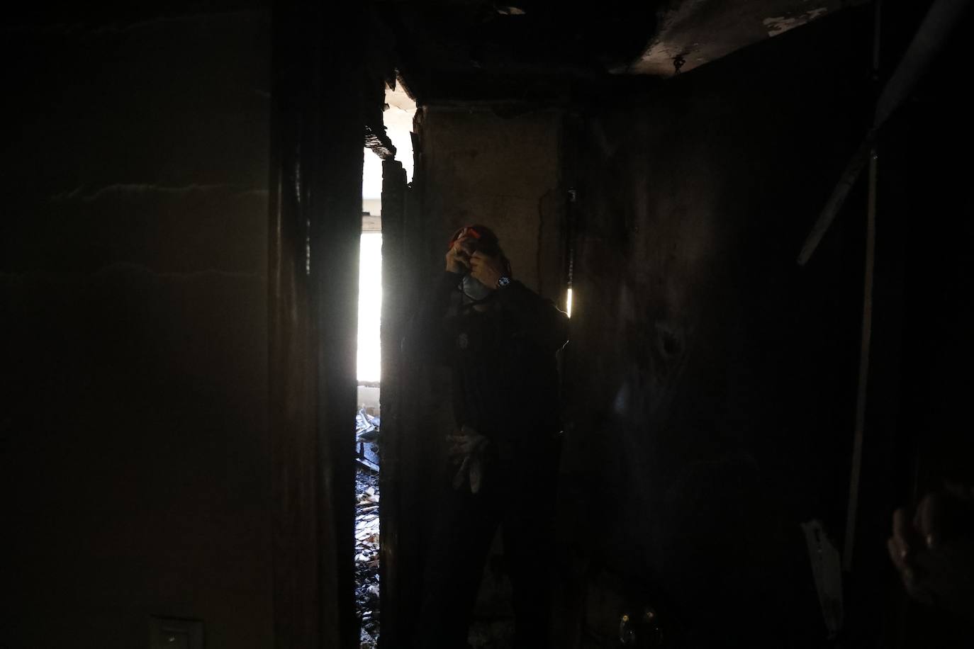 Dos fuegos en cinco días y tres desde el mes de agosto. Con ese balance, los residentes en el inmueble del número 32 de la calle La Unión de la Felguera tienen miedo a que se repita la situación y la tragedia sea aún más grande. La vivienda ha quedado destrozada y era analizada este jueves por la Policía. 