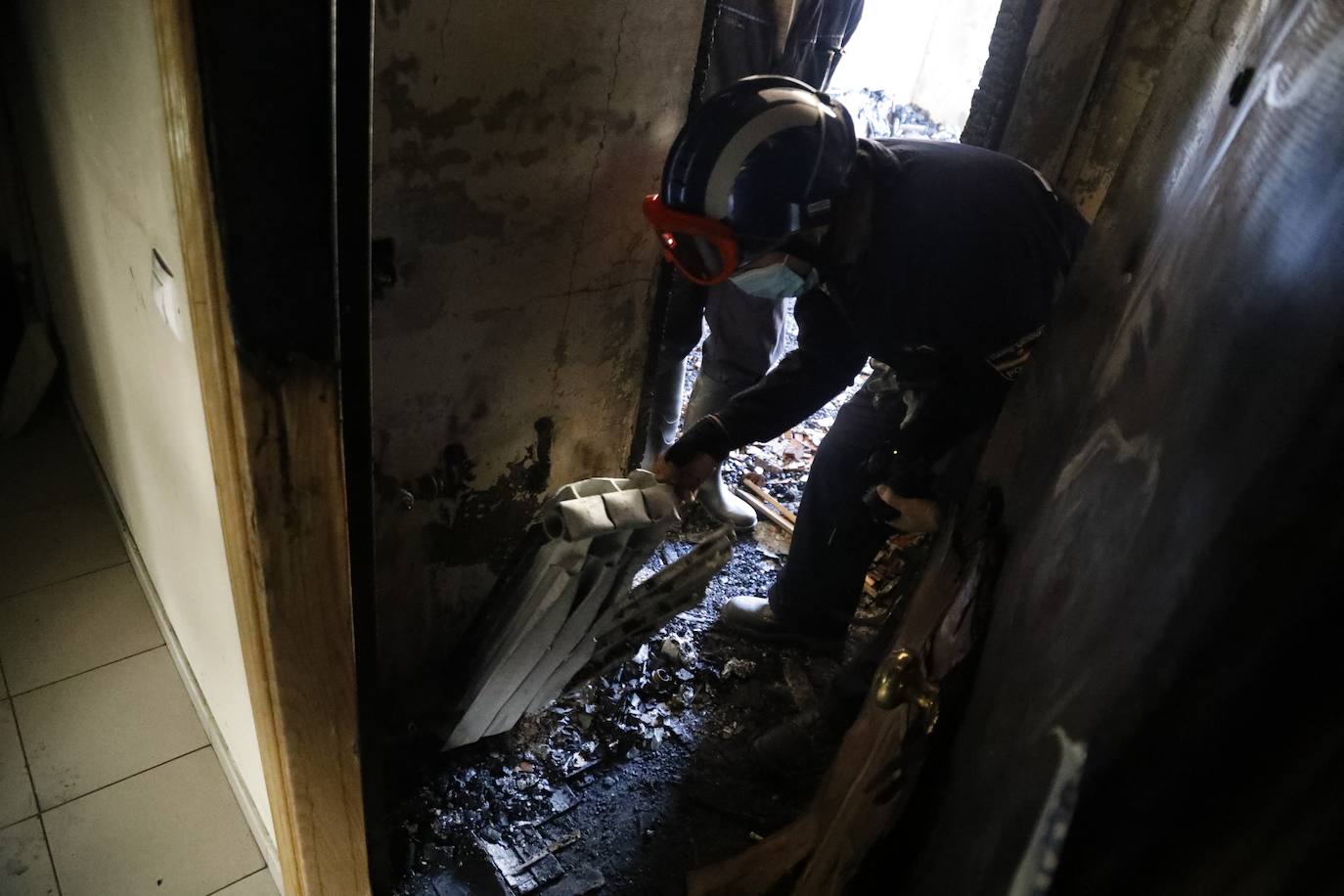 Dos fuegos en cinco días y tres desde el mes de agosto. Con ese balance, los residentes en el inmueble del número 32 de la calle La Unión de la Felguera tienen miedo a que se repita la situación y la tragedia sea aún más grande. La vivienda ha quedado destrozada y era analizada este jueves por la Policía. 