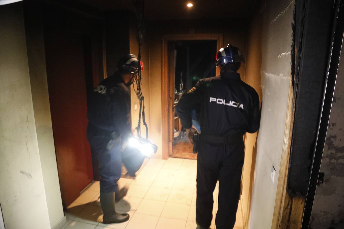 Dos fuegos en cinco días y tres desde el mes de agosto. Con ese balance, los residentes en el inmueble del número 32 de la calle La Unión de la Felguera tienen miedo a que se repita la situación y la tragedia sea aún más grande. La vivienda ha quedado destrozada y era analizada este jueves por la Policía. 