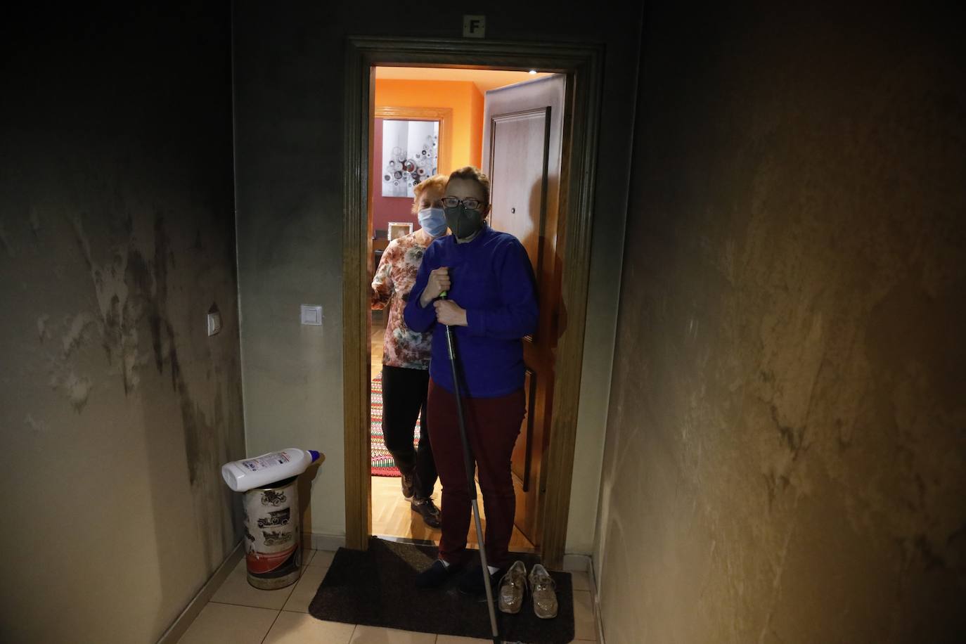 Dos fuegos en cinco días y tres desde el mes de agosto. Con ese balance, los residentes en el inmueble del número 32 de la calle La Unión de la Felguera tienen miedo a que se repita la situación y la tragedia sea aún más grande. La vivienda ha quedado destrozada y era analizada este jueves por la Policía. 