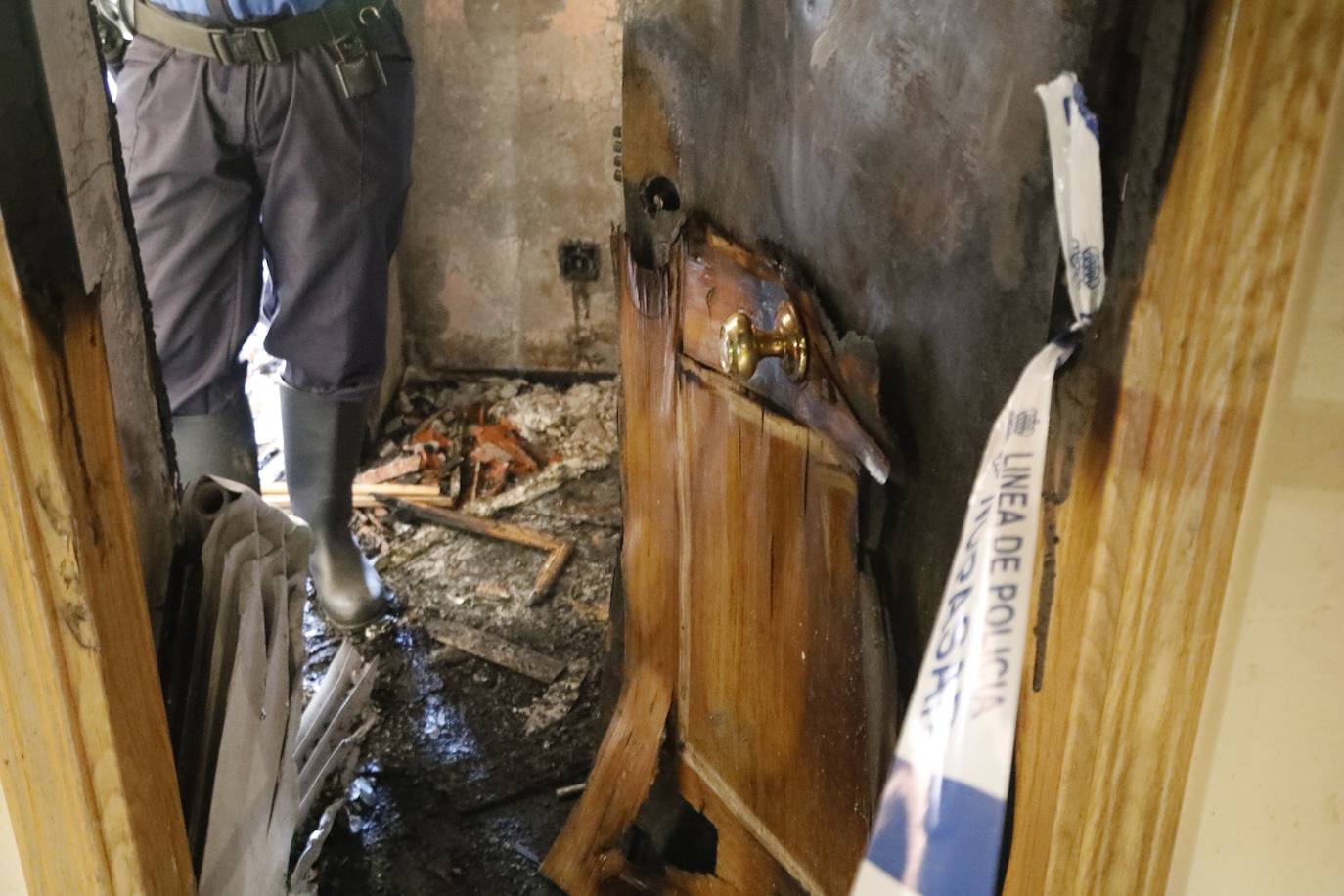 Dos fuegos en cinco días y tres desde el mes de agosto. Con ese balance, los residentes en el inmueble del número 32 de la calle La Unión de la Felguera tienen miedo a que se repita la situación y la tragedia sea aún más grande. La vivienda ha quedado destrozada y era analizada este jueves por la Policía. 