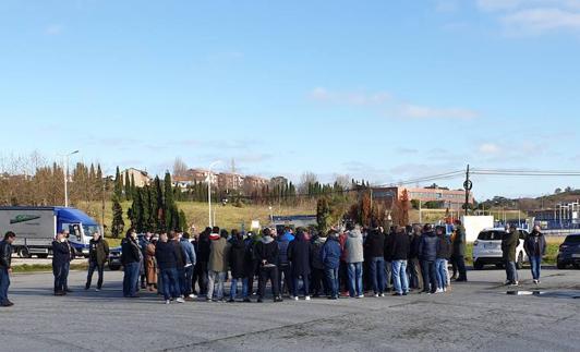 La asamblea se celebró en el aparcamiento de la fábrica. 