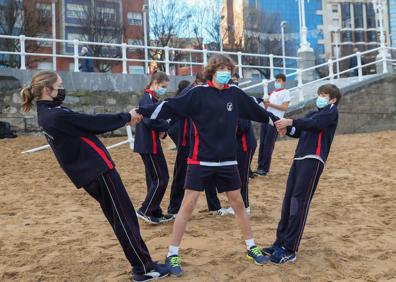 Imagen secundaria 1 - Los alumnos del San Vicente vuelven a reunirse en la playa de San Lorenzo