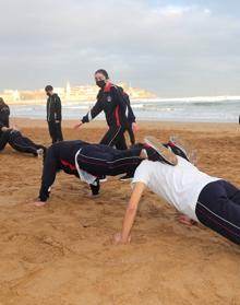 Imagen secundaria 2 - Los alumnos del San Vicente vuelven a reunirse en la playa de San Lorenzo