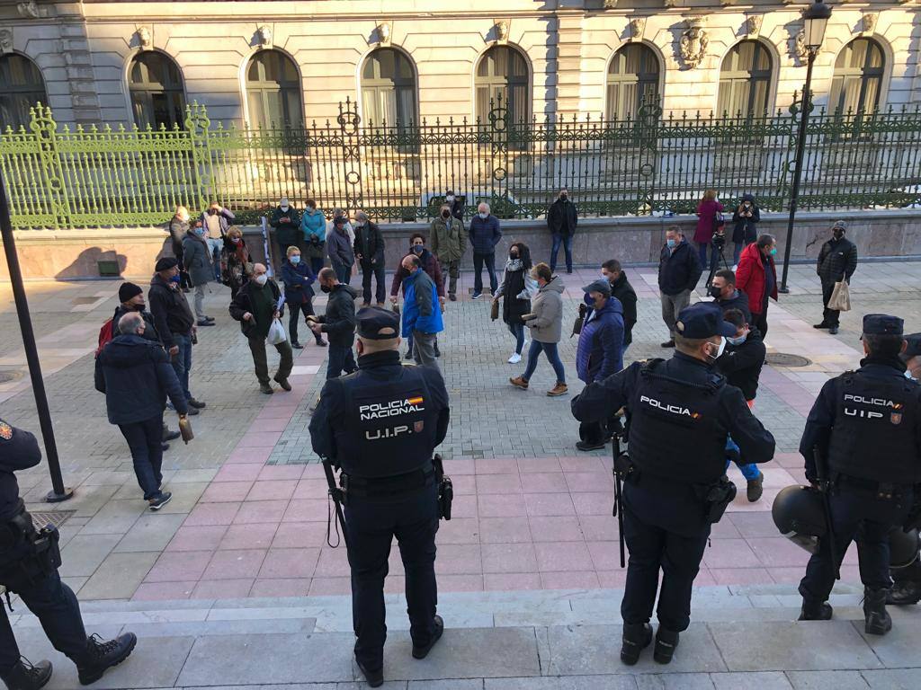 Representantes del colectivo 'Asturias Ganadera' se han manifestado este viernes ante las sedes de Presidencia del Principado y Delegación del Gobierno en Asturias para pedir «diálogo» al Ejecutivo del socialista Adrián Barbón y exigir el «cese» de la delegada del Gobierno, Delia Losa, a la que acusan de «represora»