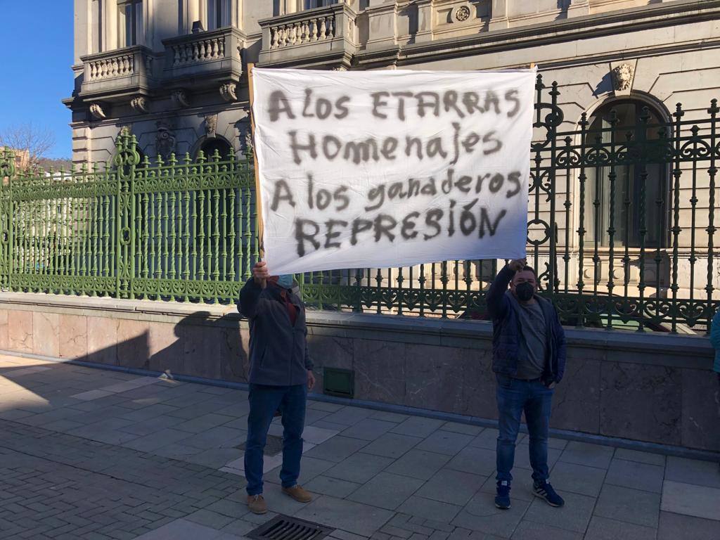 Representantes del colectivo 'Asturias Ganadera' se han manifestado este viernes ante las sedes de Presidencia del Principado y Delegación del Gobierno en Asturias para pedir «diálogo» al Ejecutivo del socialista Adrián Barbón y exigir el «cese» de la delegada del Gobierno, Delia Losa, a la que acusan de «represora»