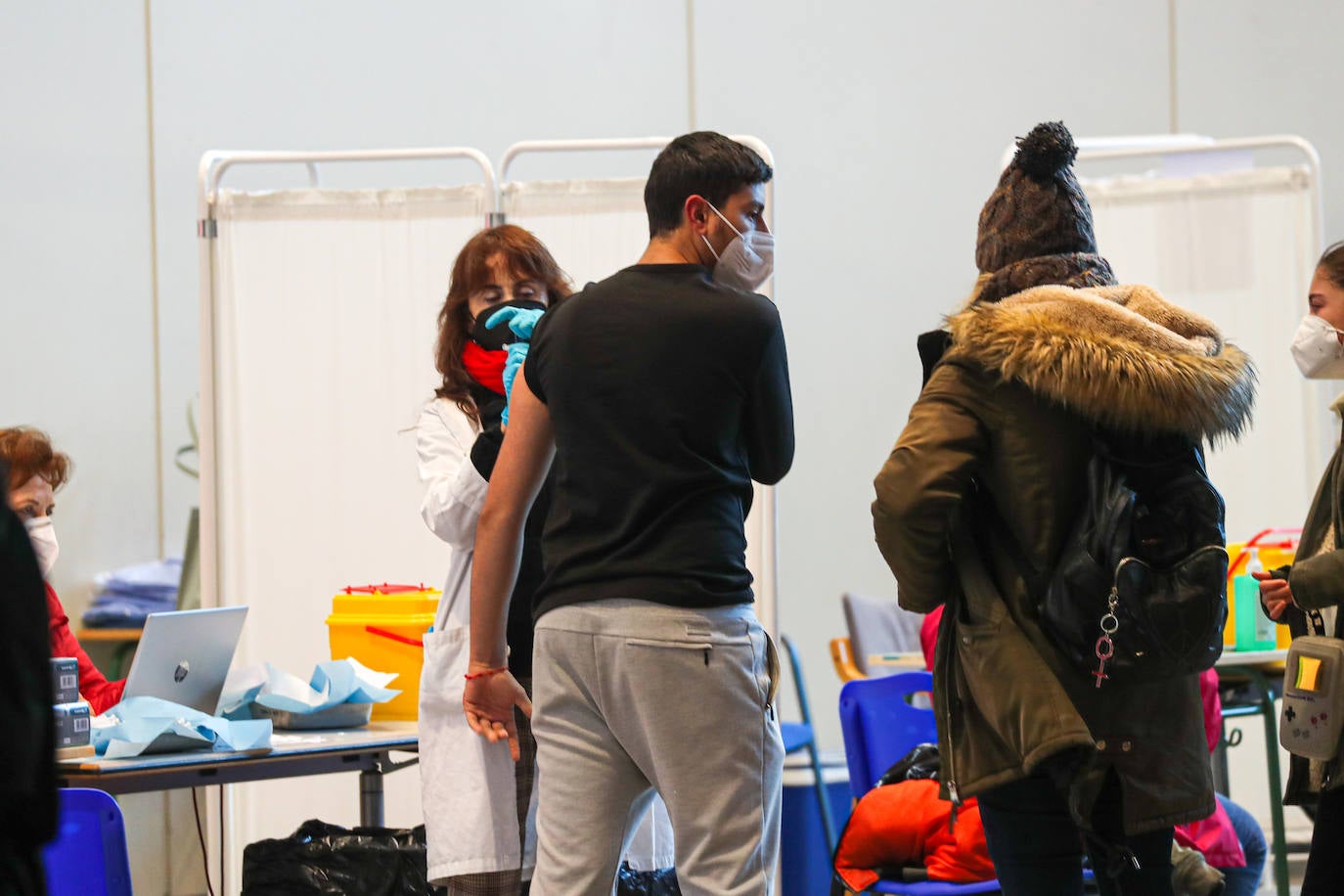 Las distintas áreas sanitarias desarrollaron este viernes una nueva jornada de vacunación sin cita previa para seguir con la captación de los no vacunados. En Oviedo, el Ejército colabora en esta campaña.