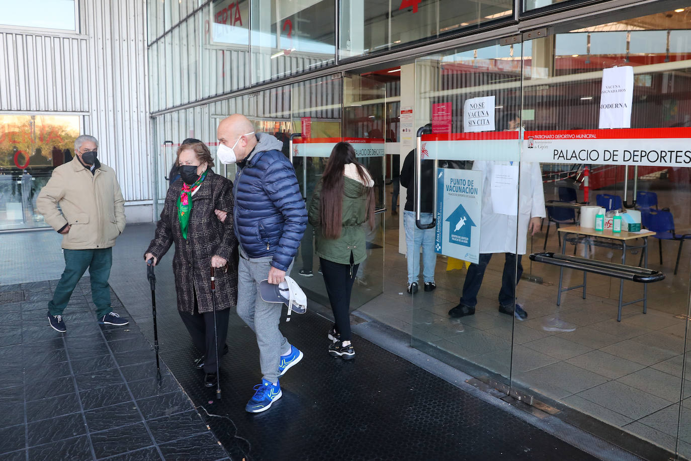 Las distintas áreas sanitarias desarrollaron este viernes una nueva jornada de vacunación sin cita previa para seguir con la captación de los no vacunados. En Oviedo, el Ejército colabora en esta campaña.