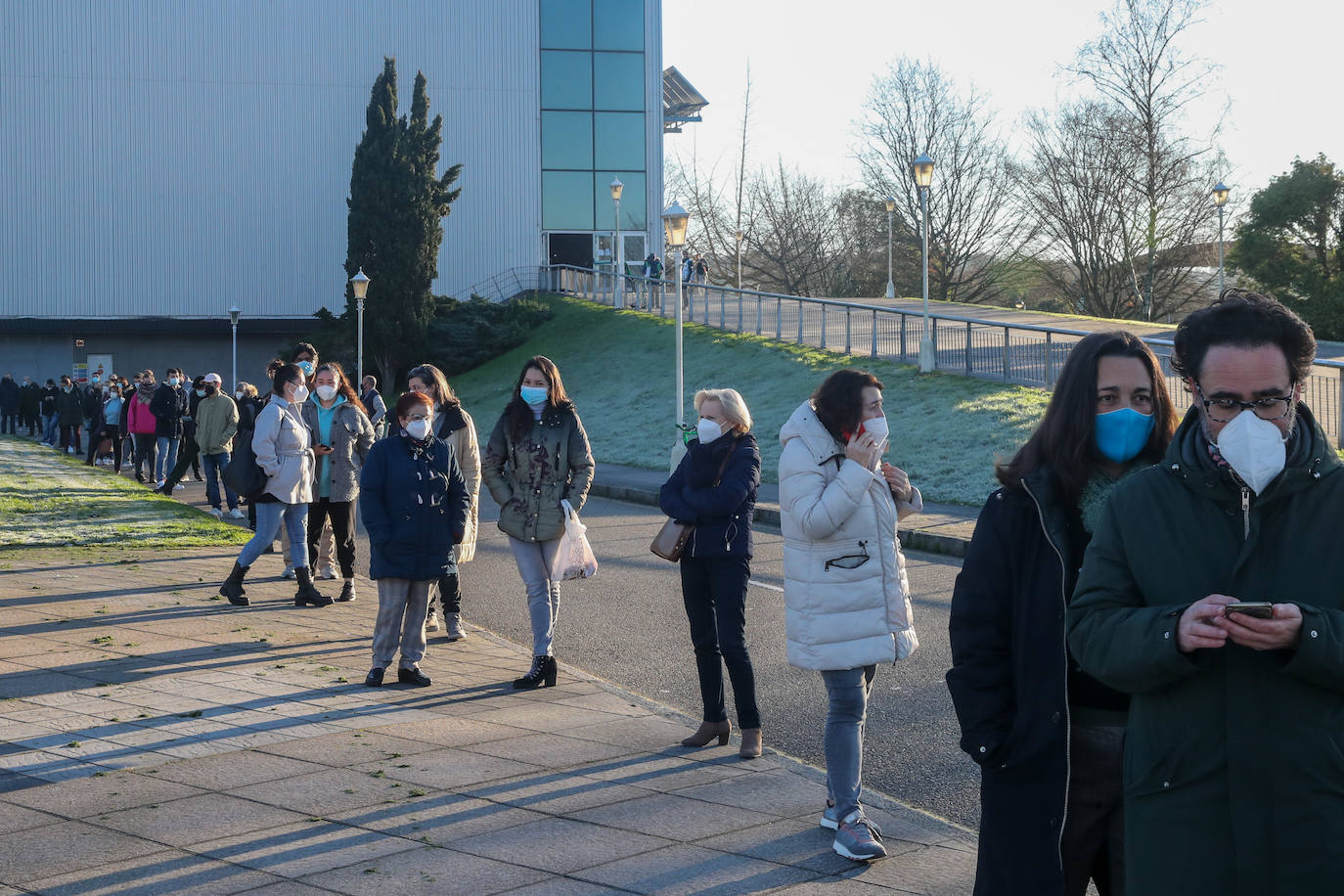 Las distintas áreas sanitarias desarrollaron este viernes una nueva jornada de vacunación sin cita previa para seguir con la captación de los no vacunados. En Oviedo, el Ejército colabora en esta campaña.