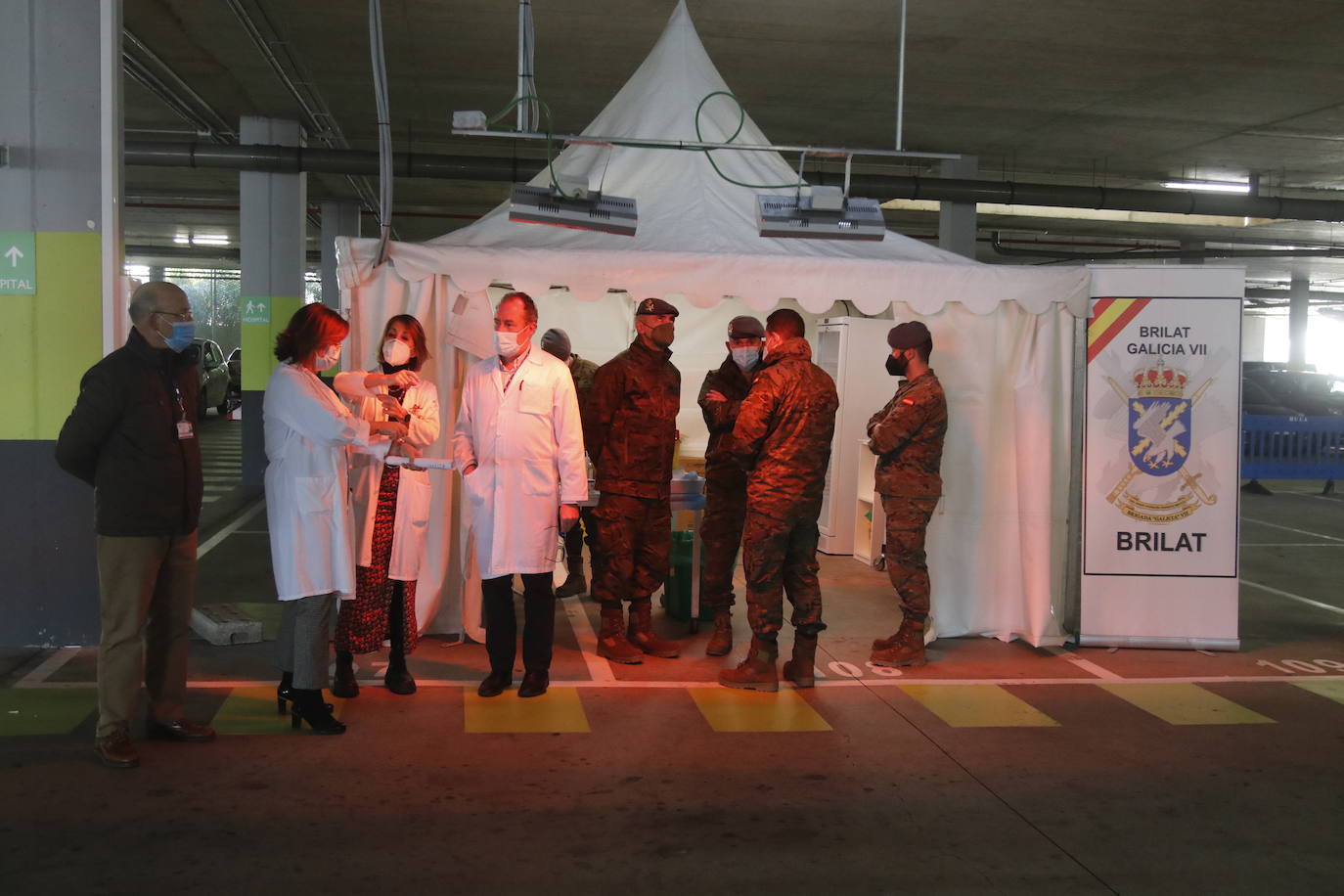 Las distintas áreas sanitarias desarrollaron este viernes una nueva jornada de vacunación sin cita previa para seguir con la captación de los no vacunados. En Oviedo, el Ejército colabora en esta campaña.