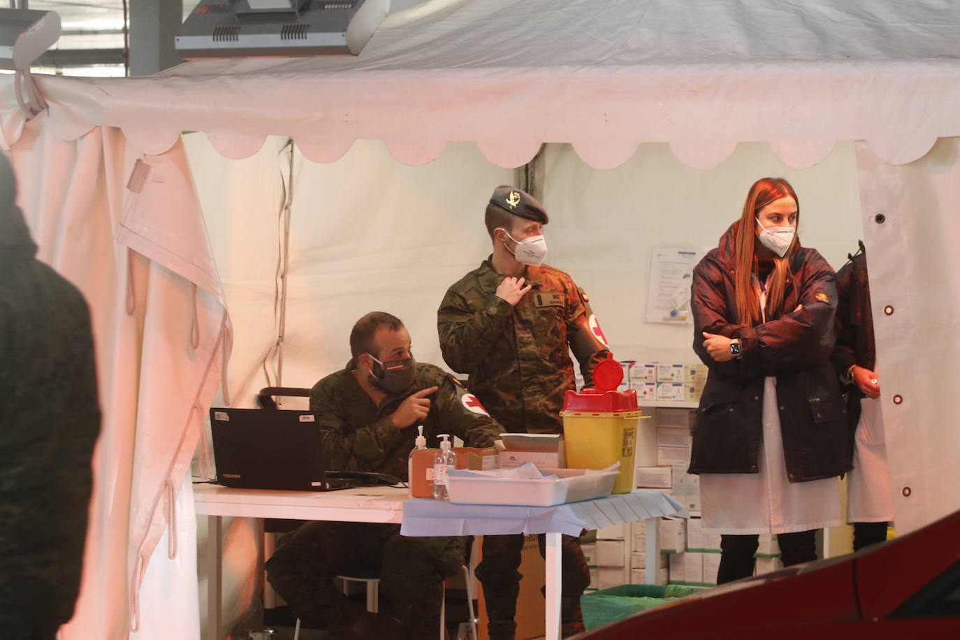 Las distintas áreas sanitarias desarrollaron este viernes una nueva jornada de vacunación sin cita previa para seguir con la captación de los no vacunados. En Oviedo, el Ejército colabora en esta campaña.