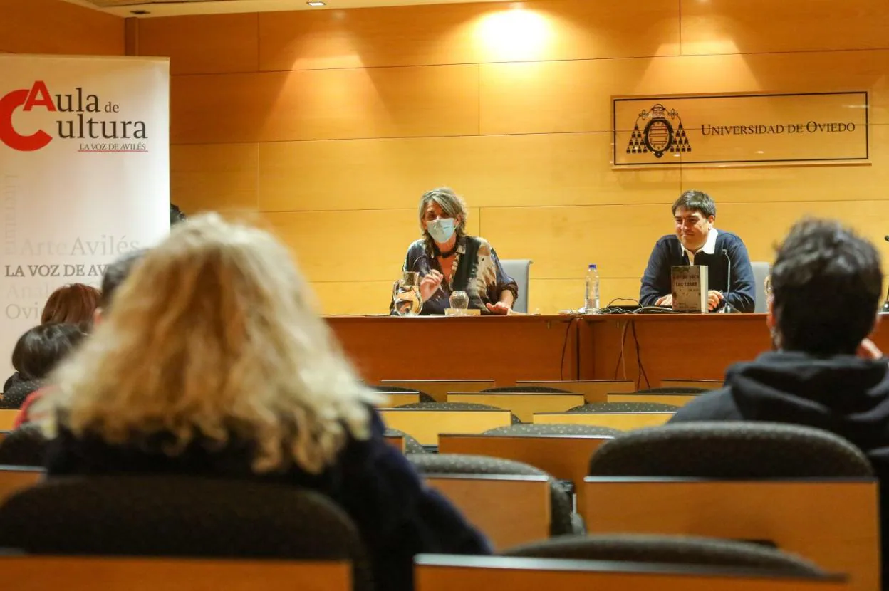 Mercedes de Soignie y Francisco Ajates, ayer, en el Aula de Cultura de LA VOZ DE AVILÉS. 