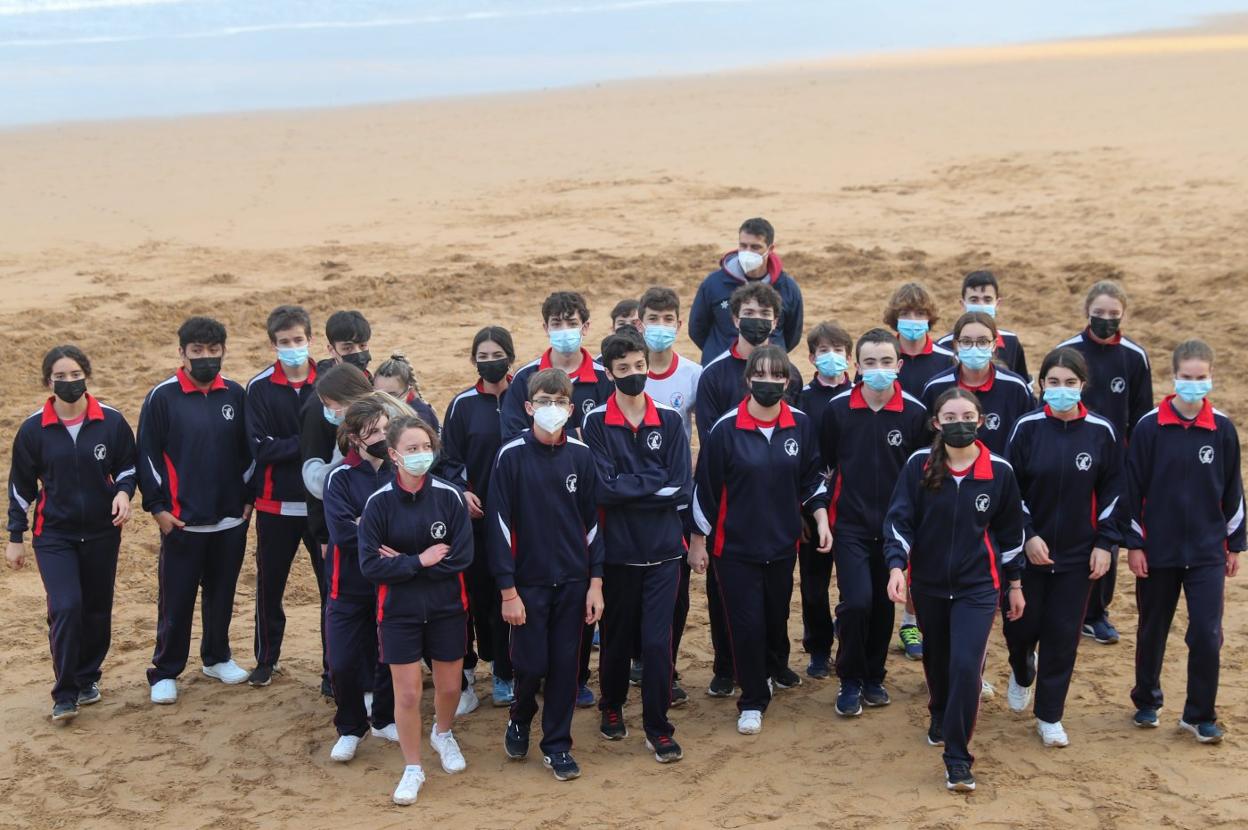 Alumnos de cursos superiores del San Vicente, ayer, preparados para una clase de Educación Física en la playa de San Lorenzo. 