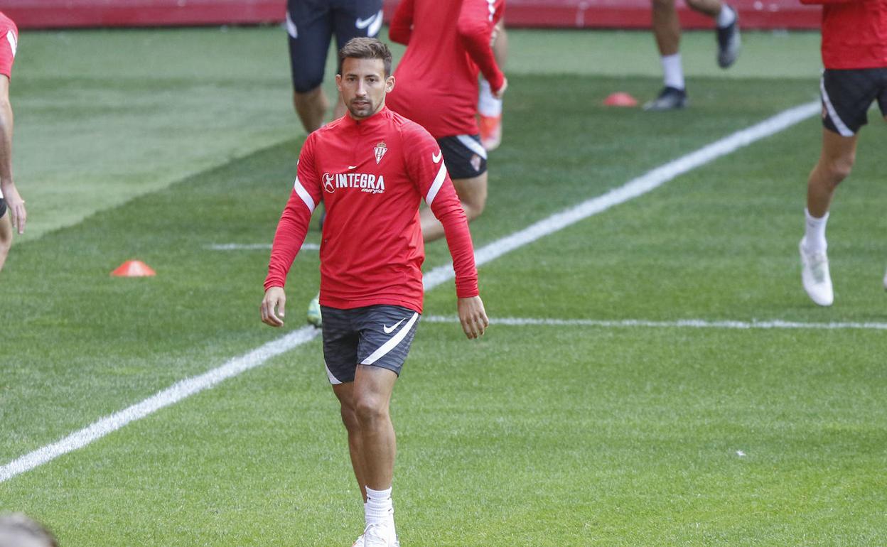 Aitor García, baja en el último entrenamiento del Sporting antes del duelo contra el Cádiz