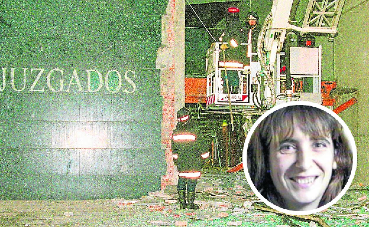 Los bomberos inspeccionan los destrozos causados en los juzgados, el 2 de noviembre de 1996 y la imagen de Iratxe Solorzabal..