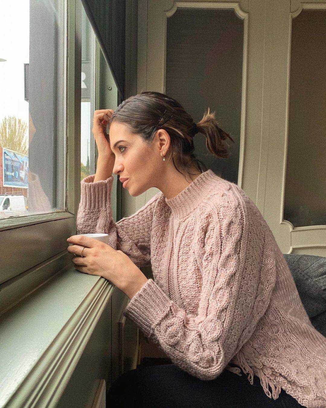 Sara Carbonero combina sus sesiones de fotos con imágenes de su vida diaria. 