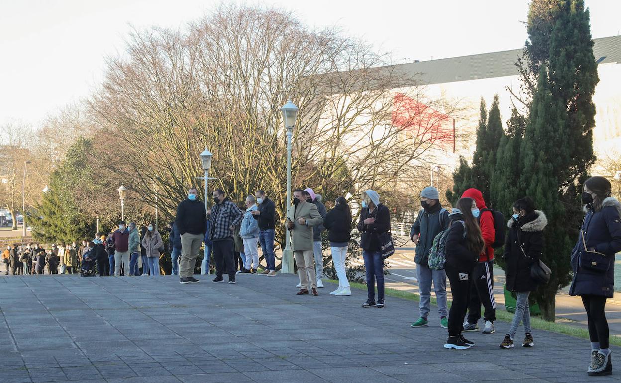 Largas colas para recibir la vacuna en el palacio de Deportes Adolfo Súarez de Gijón.