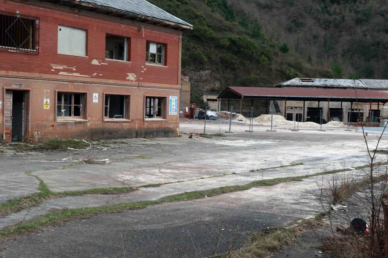 Material blanco que apareció en las inmediaciones y en la propia explotación de mercurio. 