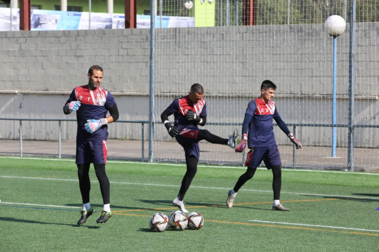 Davpo Armengol, Adrián Álvarez y Mario de Luis, en un entrenamiento en La Toba. 