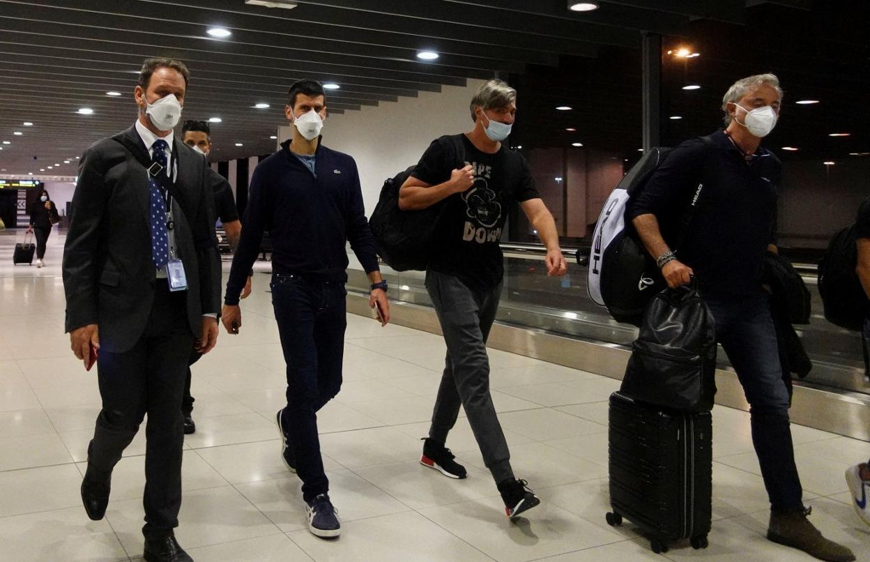 El tenista serbio Novak Djokovic camina por el aeropuerto de Melbourne tras decidir el Gobierno australiano su deportación. 
